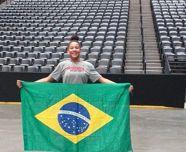 Taissa comemora a convocao com Bandeira do Brasil