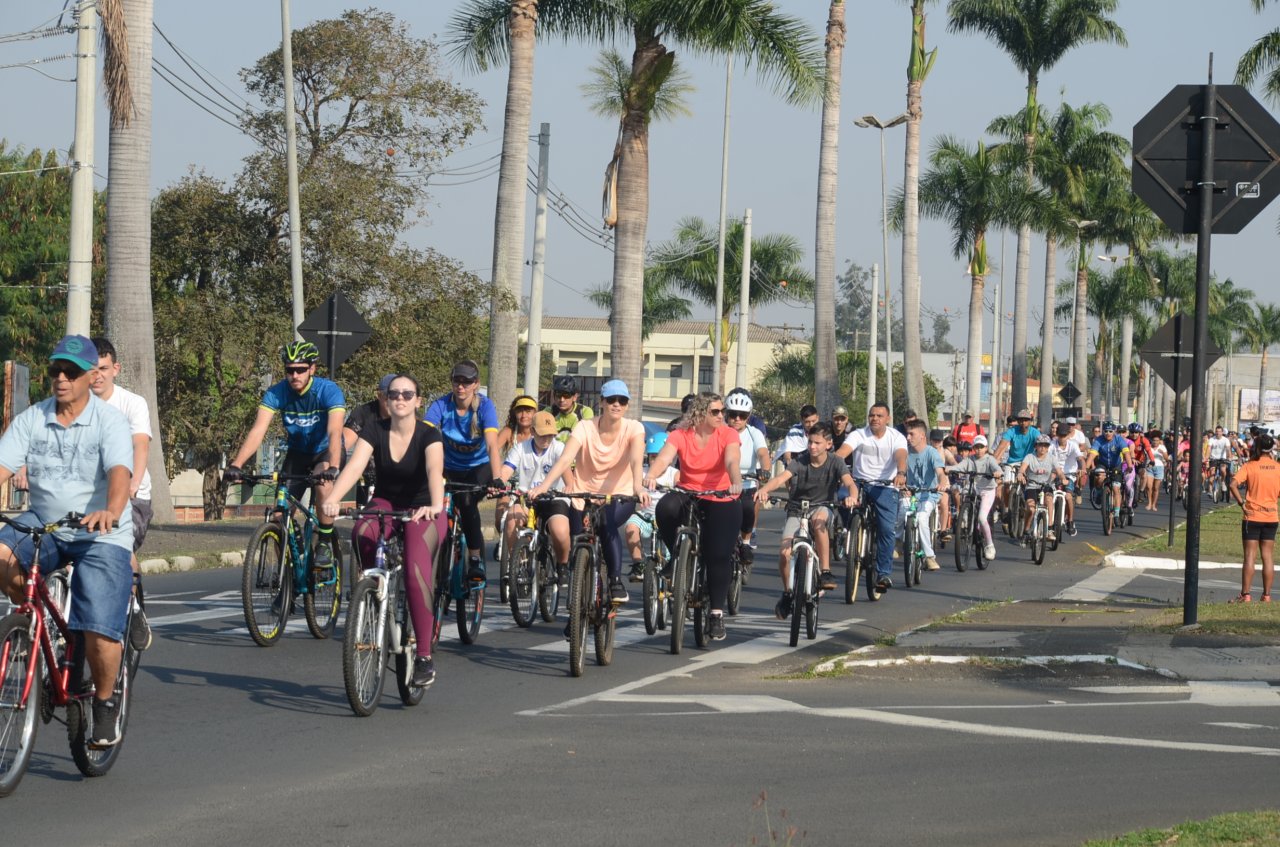 Passeio ciclstico reuniu pessoas de diferentes faixas etrias (Foto Gislaine Mathias)