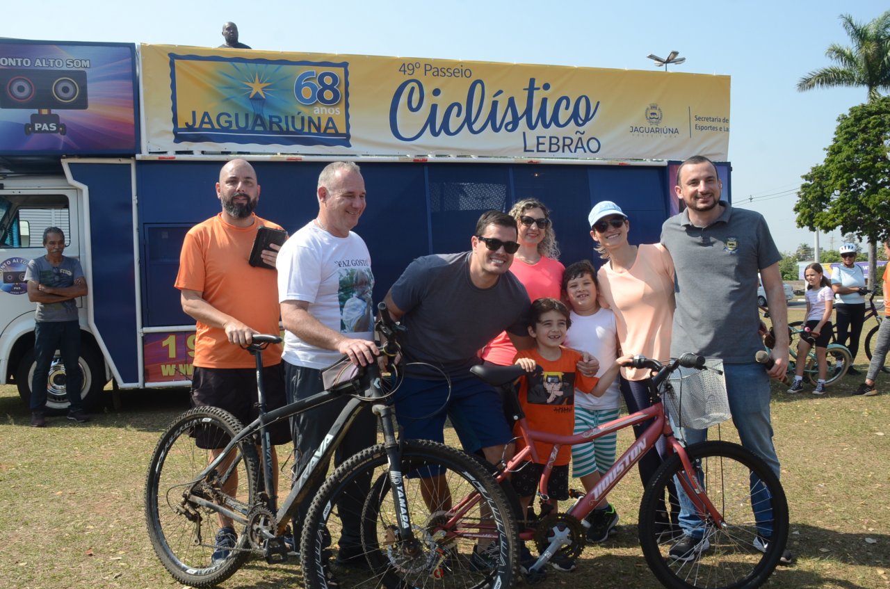 Theo de seis anos foi sorteado com uma bicicleta (Foto Gislaine Mathias)