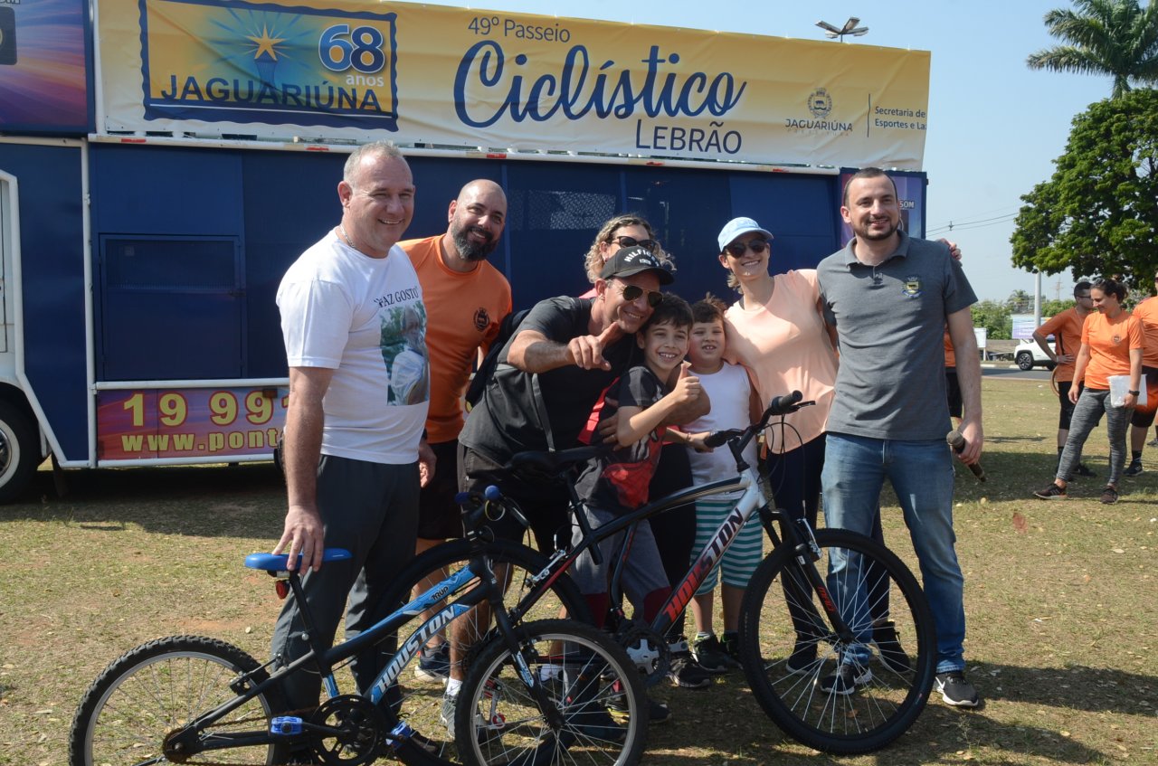 Breno de oito anos ficou contente com a bicicleta (Foto Gislaine Mathias)