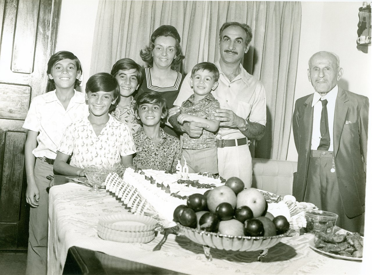 Comemorao dos 90 anos de idade de Miled com os netos Carlos e Mauricinho (atrs) e Ricardo, Paulo e Henrique ( frente) e a nora Maria e o filho Maurcio (Acervo Casa da Memria Padre Gomes)