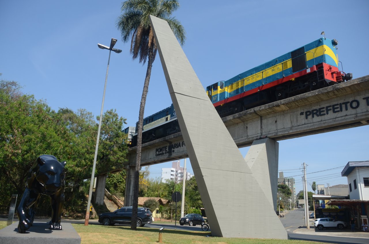 Outro ngulo da escultura junto com o trem (Foto Gislaine Mathias)