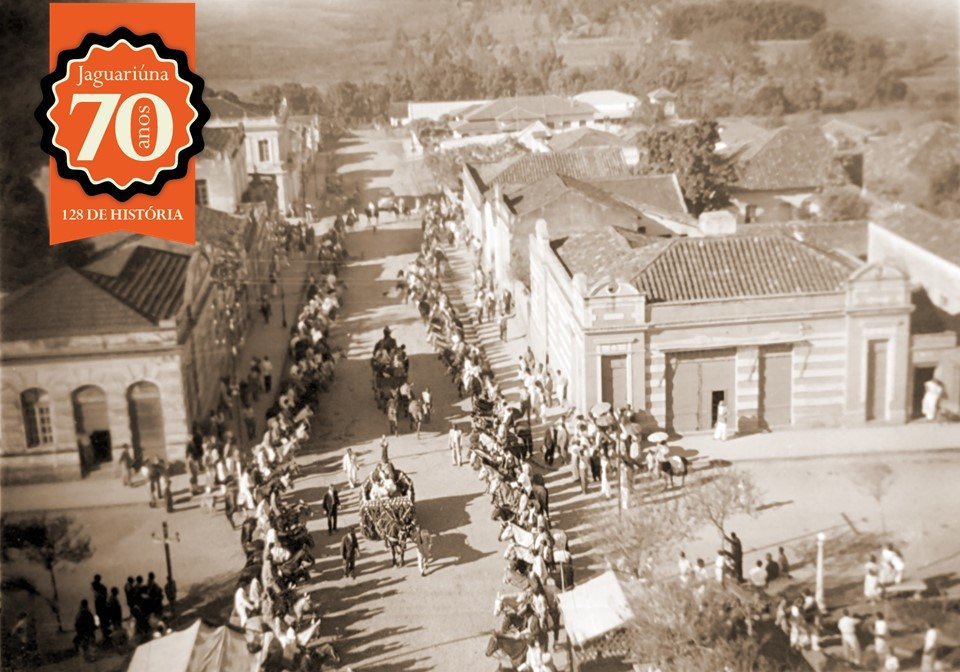 Foto mostra o centro de Jaguarina junto com a realizao da cavalaria, antigamente (Acervo Casa da Memria)