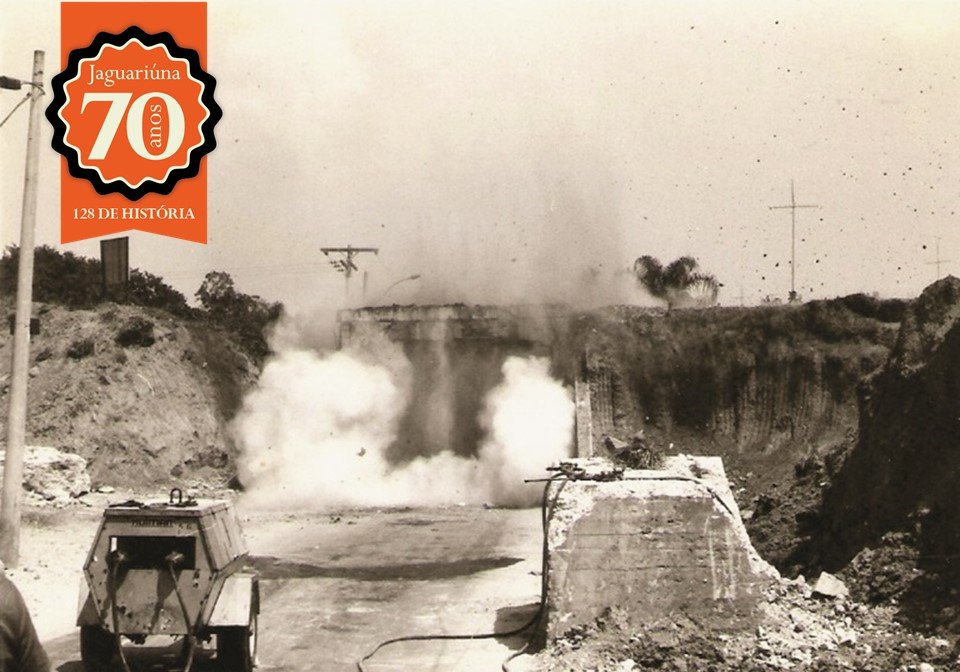 Foto mostra momento da imploso que movimentou Jaguarina (Acervo Casa da Memria)