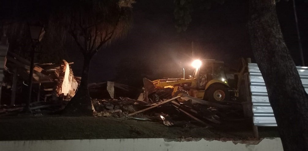 Mquina destruindo o prdio na noite desta segunda-feira (Foto Gislaine Mathias)