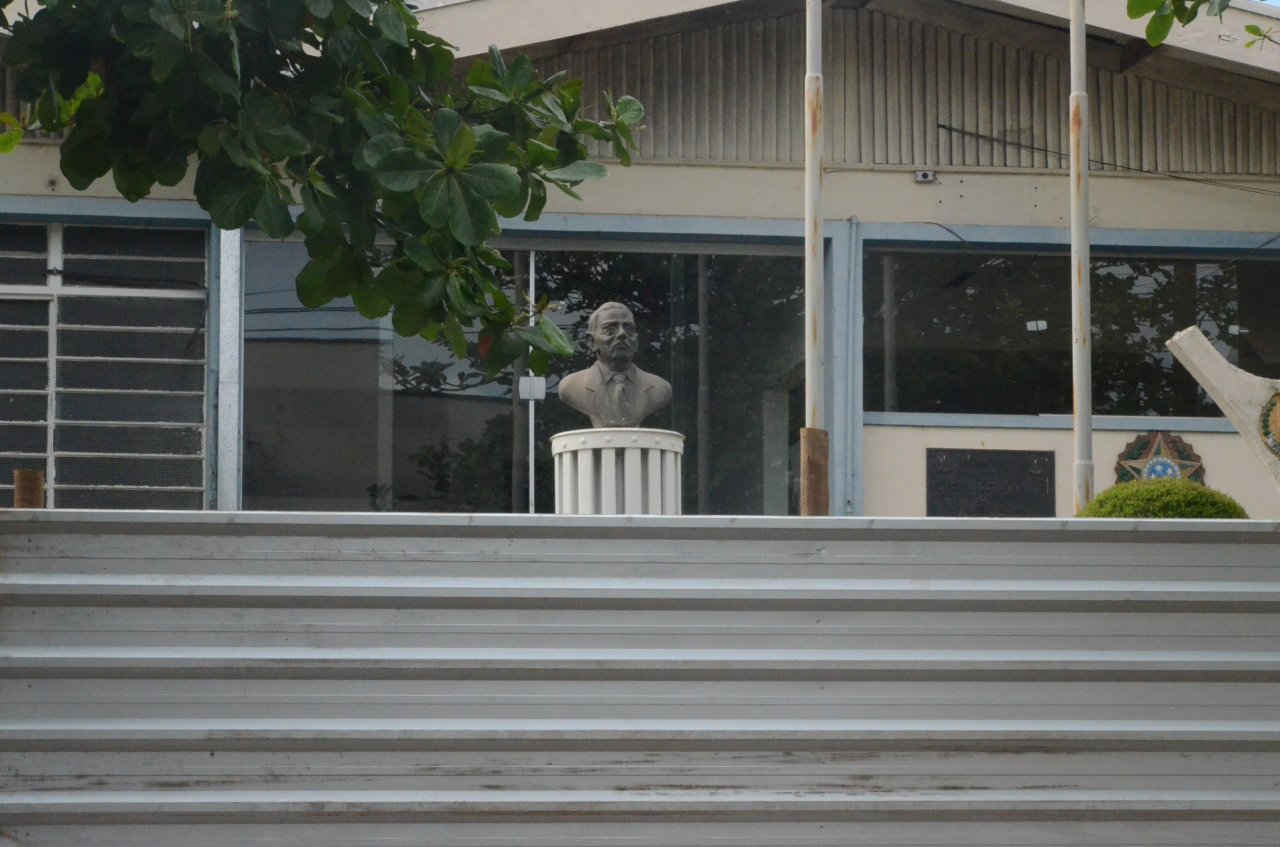 Prdio hoje a tarde sendo preparado para a demolio (Foto Gislaine Mathias)