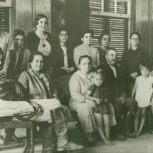 Famlia Pires - Familiares de Jos Pires Junior e visitas na sala de visita da Fazenda Florianpolis, no ano de 1937 (Acervo Casa da Memria Padre Gomes)