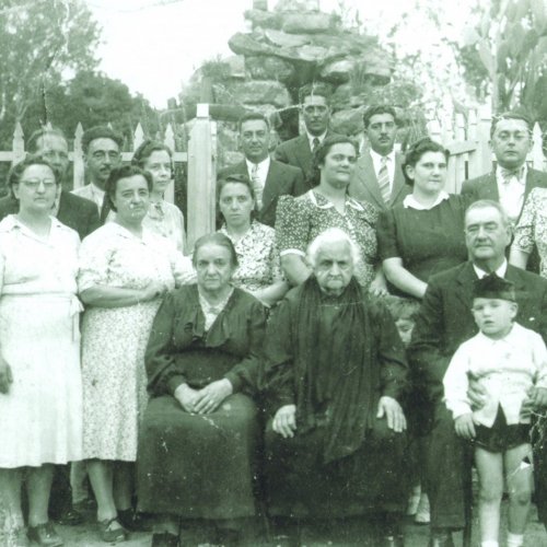 Famlia Pires - Familiares de Jos Pires em frente  gruta de Nossa Senhora de Lourdes, construda em 1941, na Fazenda Florianpolis (Acervo Casa da Memria Padre Gomes)