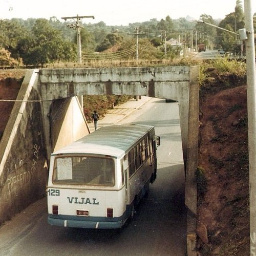 nibus da empresa Vijal passando embaixo dos pontilhes. Era comum ver caminhes entalados que no conseguiam passar. (Acervo Casa da Memria) 