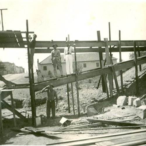 A construo dos pontilhes ferrovirios no centro de Jaguarina (Acervo Casa da Memria) 