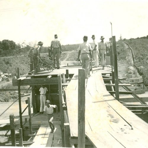 O trabalho de construo dos pontilhes (Acervo Casa da Memria) 