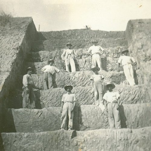 Homens trabalhando na construo dos pontilhes ferrovirios (Acervo Casa da Memria) 