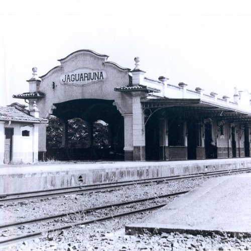 Estao Ferroviria de Jaguarina parou de receber trens de passageiros e de cargas no final da dcada de 70 (Acervo Casa da Memria Pe Gomes)