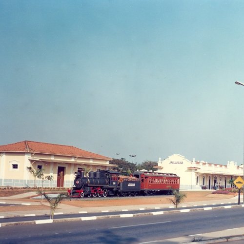 Aps a restaurao, o Centro Cultural recebeu uma locomotiva e um carro de passageiros, no incio da dcada de 90 (Crdito arquivo pessoal)

