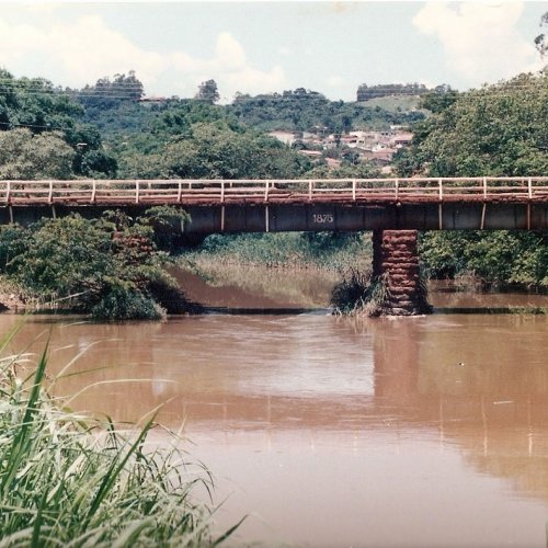 Foto mostra a Ponte de 1875 como era antes de ganhar a decorao em trilhos (Acervo: Casa da Memria Pe Gomes) 