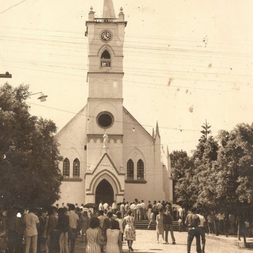 Foto mostra a comunidade da poca em frente da Matriz (Acervo Casa da Memria) 