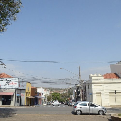 Foto atual mostra a ao do homem e o patrimnio histrico sofrendo intervenes (Foto Gislaine Mathias)