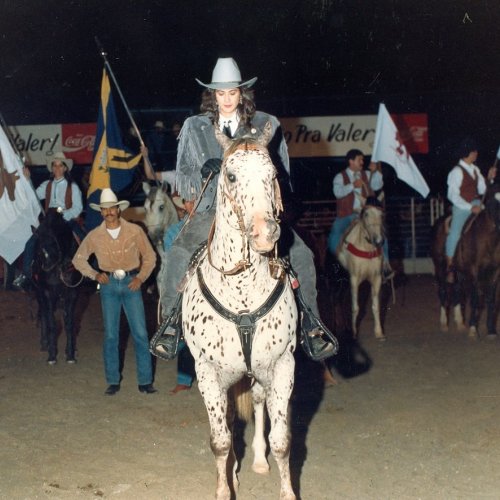 Lcia Verssimo durante a abertura do primeiro Rodeio de Jaguarina, no Campo do Padre (Acervo Casa da Memria)