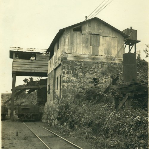 Gilberto Martins e Manoel Martins observando os trilhos da Companhia Mogiana em 1940 (Acervo Dulcemar Martins Ferrari)